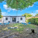 Villa Roads - Ideal Stay In Miami - King - Bed Parking - Near Airport, Brickell, Coconut Grove, Little Havana, Wynwood & Calle 8