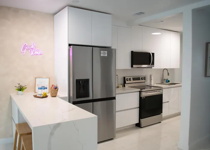 Villa Roads - Ideal Stay In Miami - King - Bed Parking - Near Airport, Brickell, Coconut Grove, Little Havana, Wynwood & Calle 8