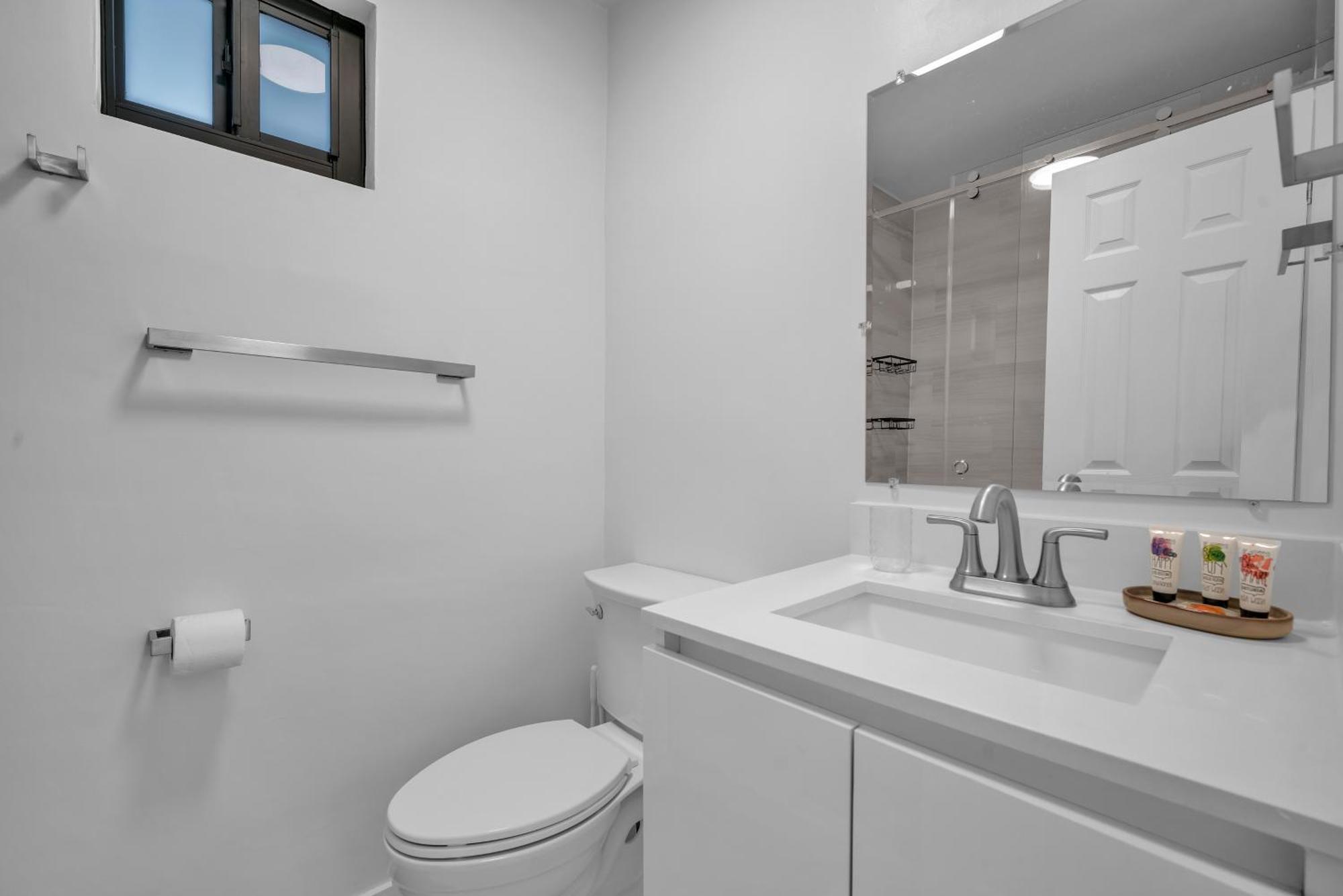 Roads - Ideal In - King - Bed Parking - Near Airport, Brickell, Coconut Grove, Little Havana, Wynwood & Calle 8 Apartment Miami