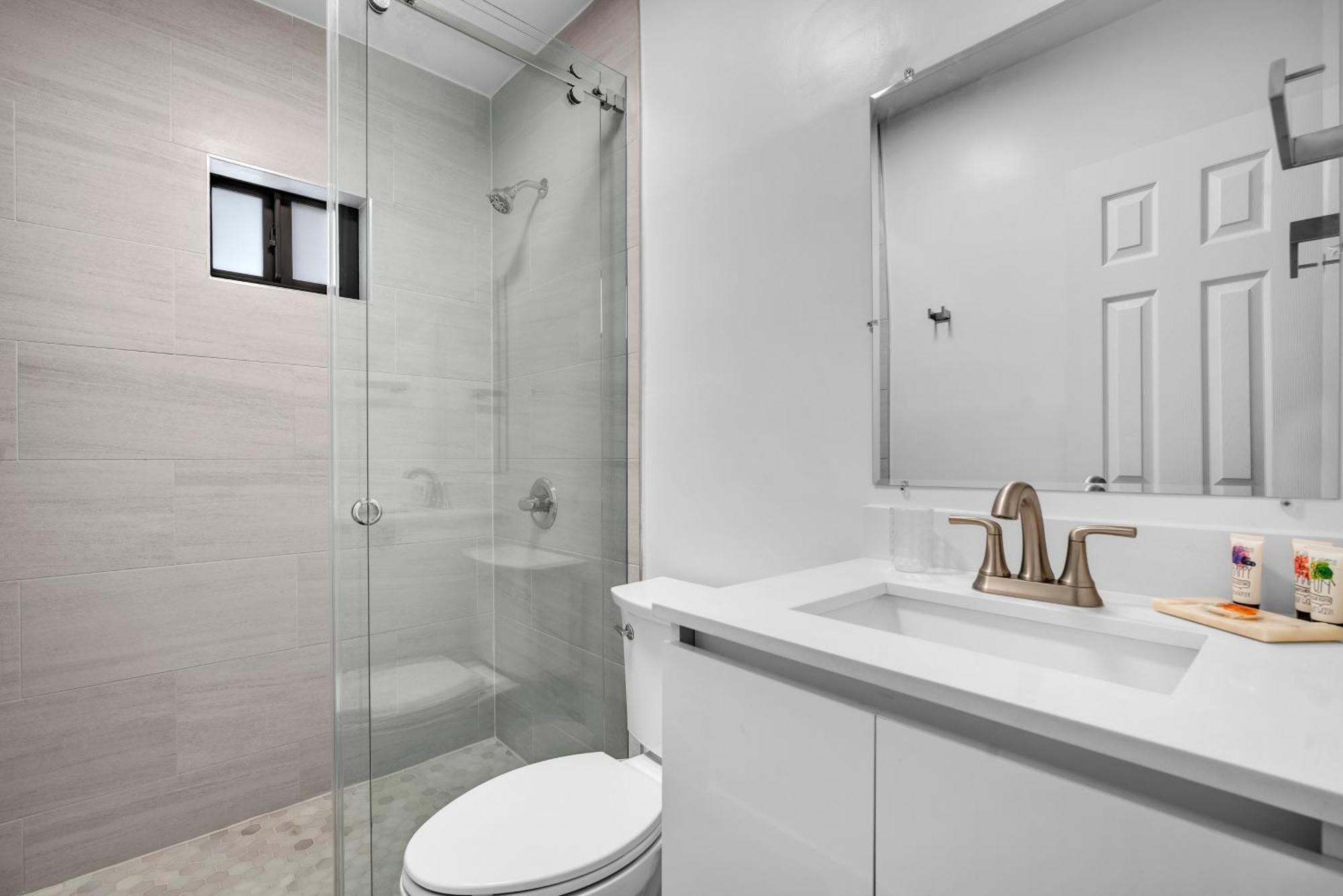 Roads - Ideal In - King - Bed Parking - Near Airport, Brickell, Coconut Grove, Little Havana, Wynwood & Calle 8 Apartment
