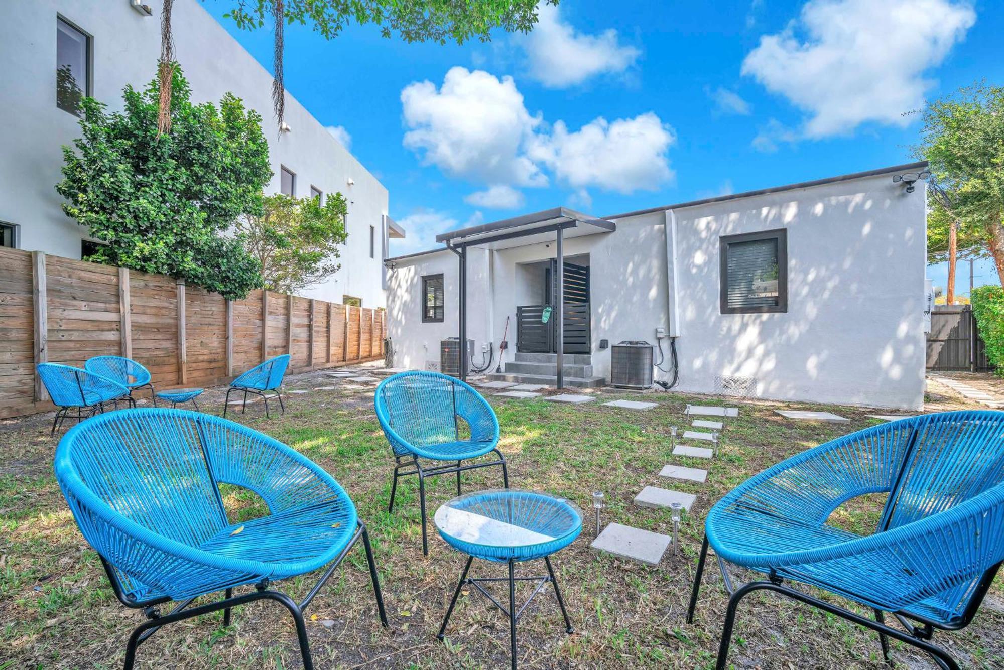 Apartment Roads - Ideal In - King - Bed Parking - Near Airport, Brickell, Coconut Grove, Little Havana, Wynwood & Calle 8 *