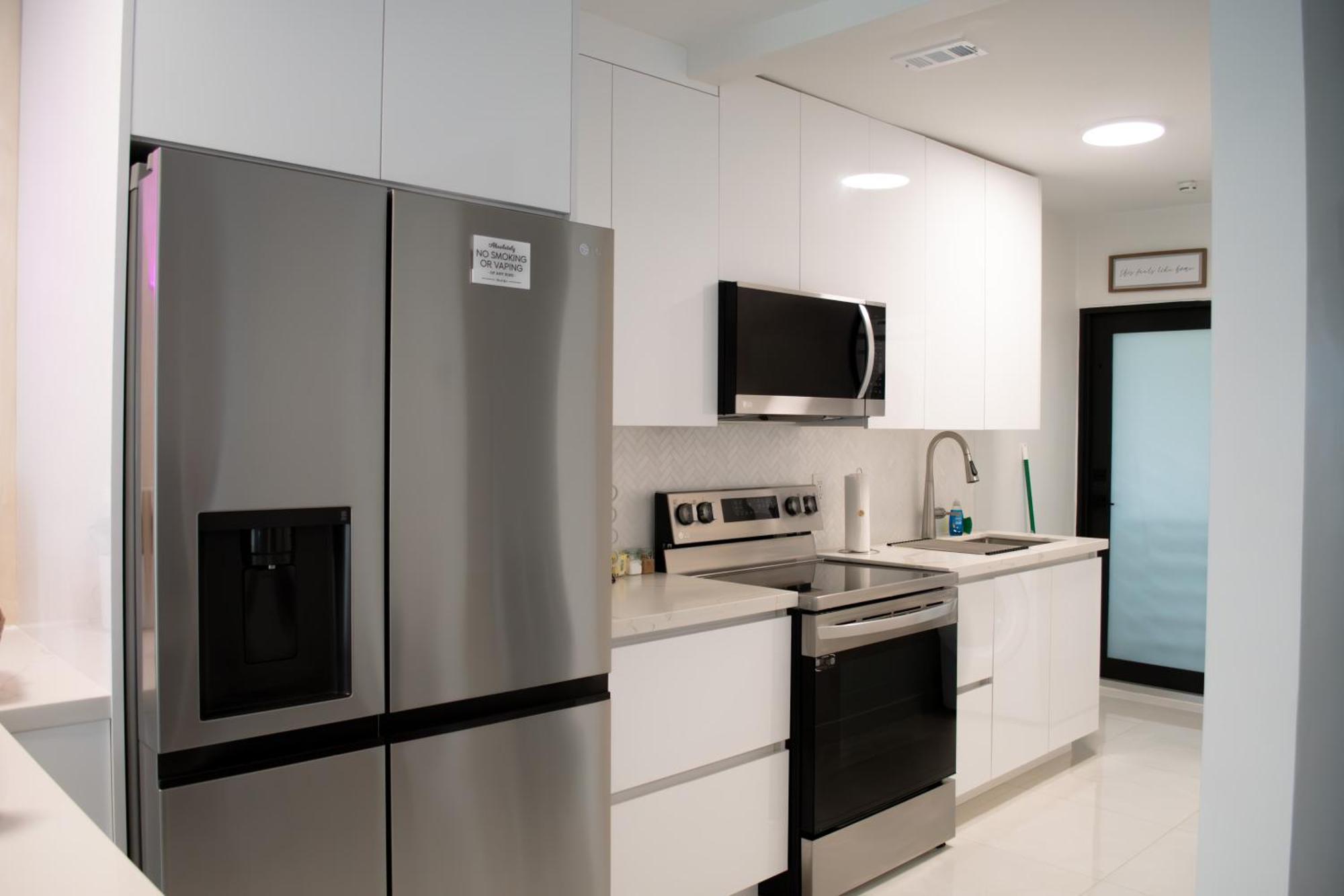 Apartment Roads - Ideal In - King - Bed Parking - Near Airport, Brickell, Coconut Grove, Little Havana, Wynwood & Calle 8