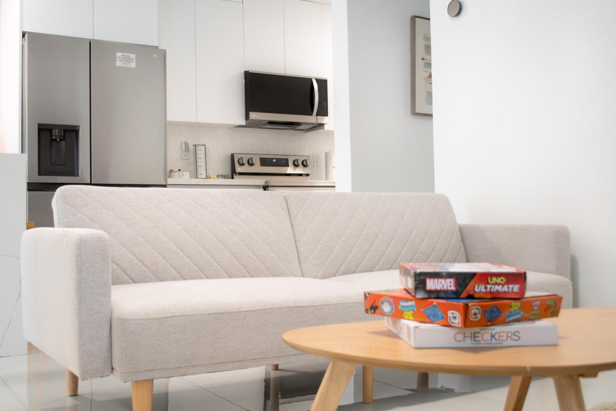 Apartment Roads - Ideal In - King - Bed Parking - Near Airport, Brickell, Coconut Grove, Little Havana, Wynwood & Calle 8 *