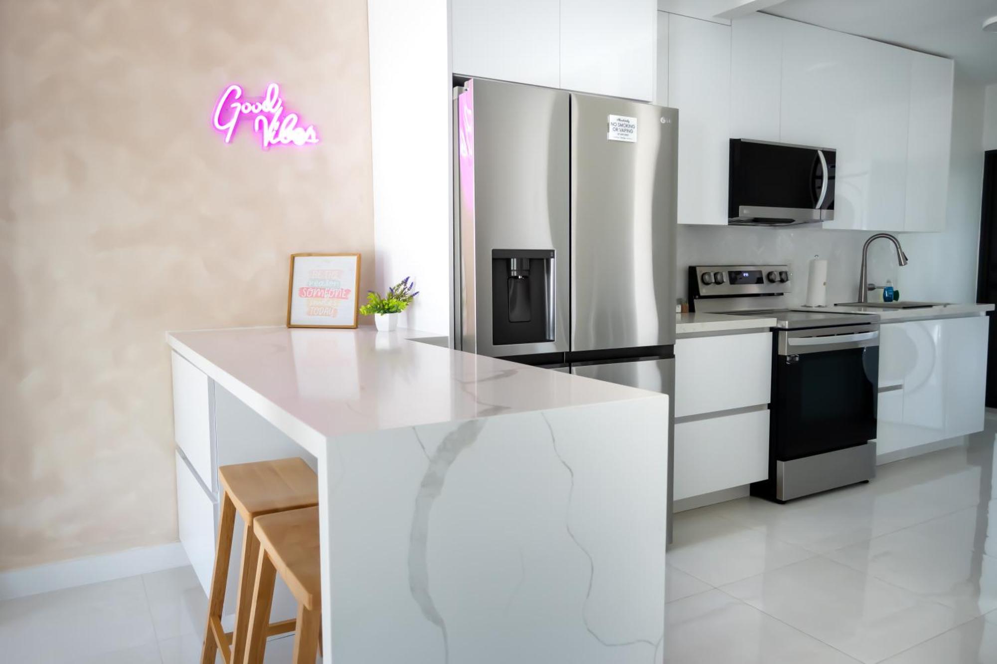 Apartment Roads - Ideal In - King - Bed Parking - Near Airport, Brickell, Coconut Grove, Little Havana, Wynwood & Calle 8 *