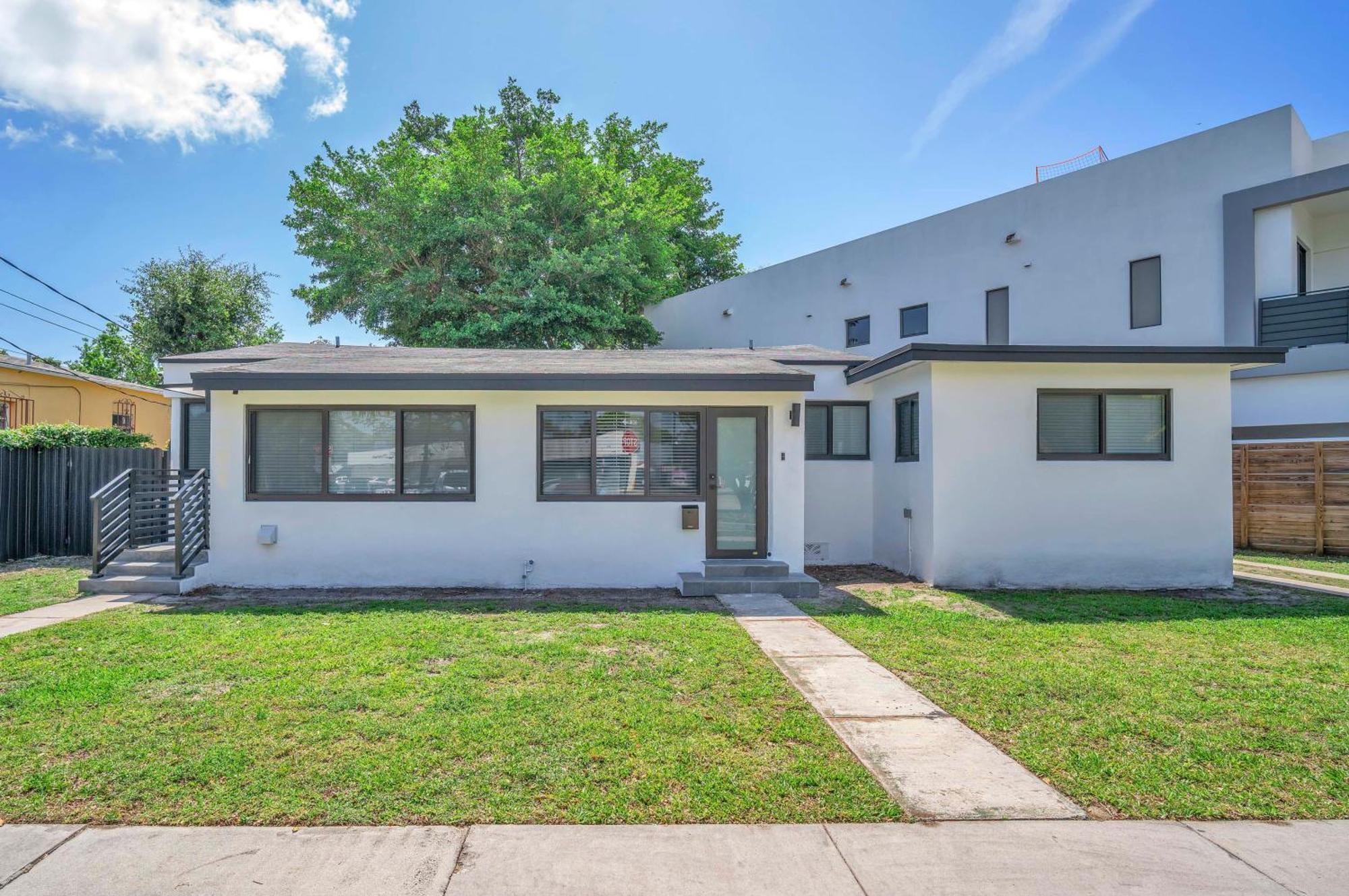 Roads - Ideal In - King - Bed Parking - Near Airport, Brickell, Coconut Grove, Little Havana, Wynwood & Calle 8 Apartment *