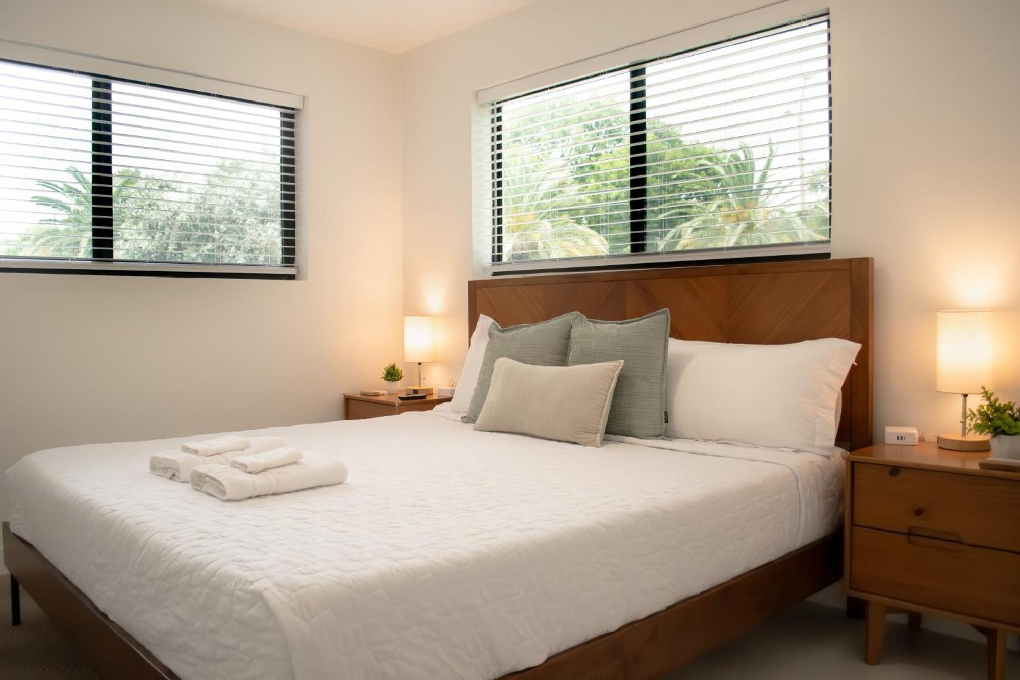 Roads - Ideal In - King - Bed Parking - Near Airport, Brickell, Coconut Grove, Little Havana, Wynwood & Calle 8 *