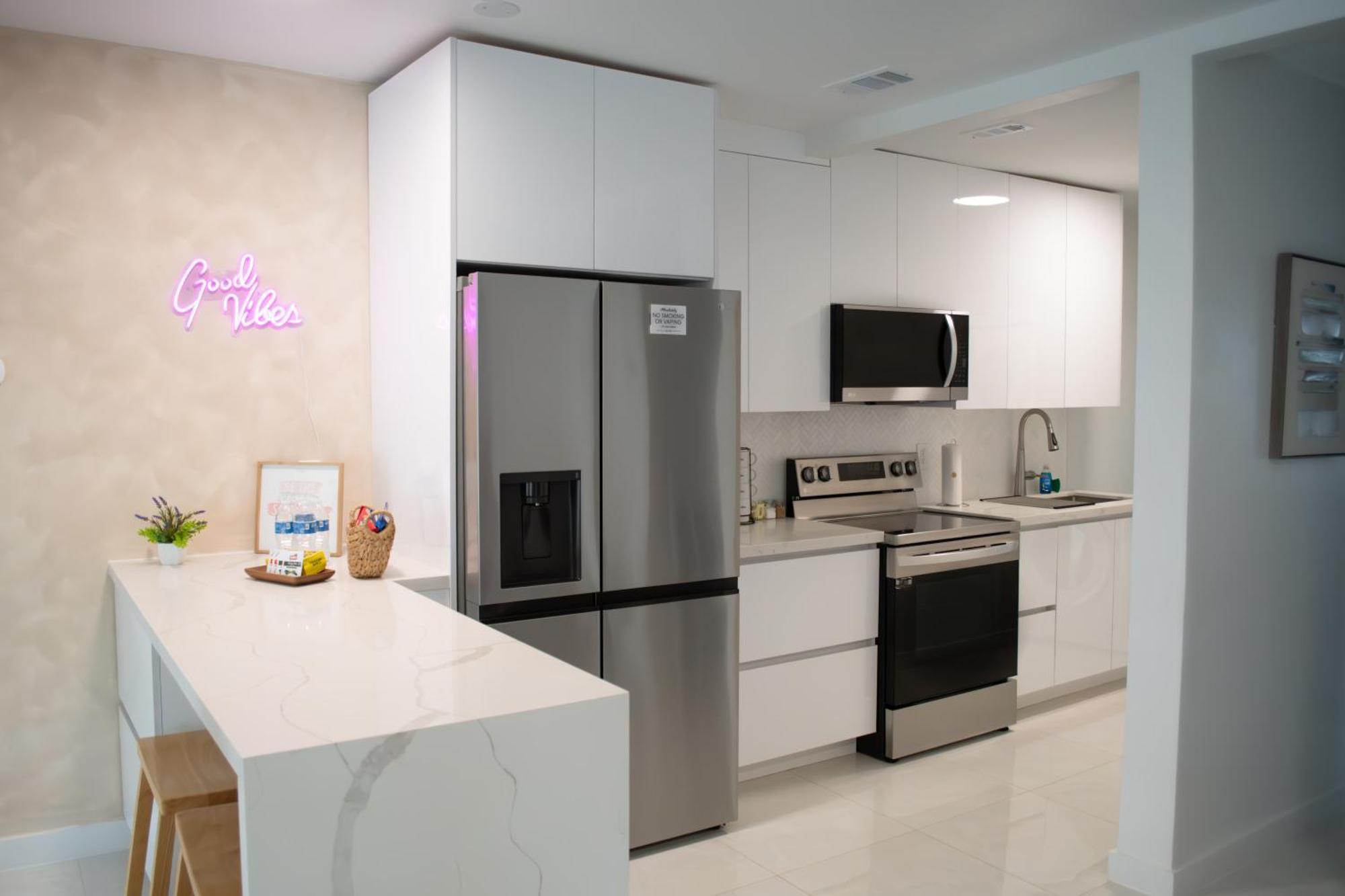 Apartment Roads - Ideal In - King - Bed Parking - Near Airport, Brickell, Coconut Grove, Little Havana, Wynwood & Calle 8 Miami